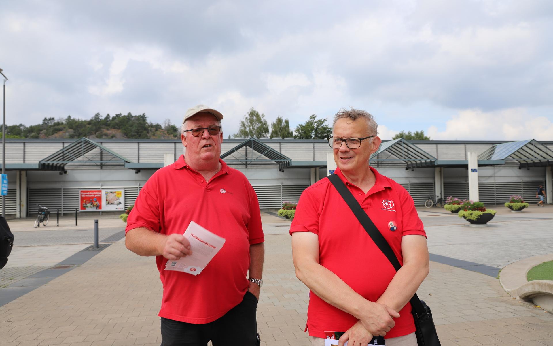 Flera socialdemokrater var på plats på Kyrktorget och stämningen var god. 