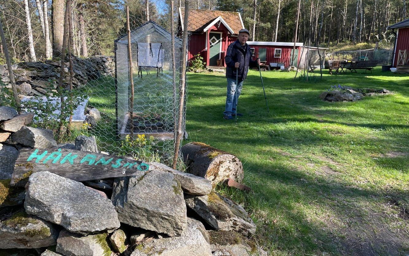 Det är en stor lott med flera mindre hus på området som Håkan Johansson arrenderar sedan 15 år. 